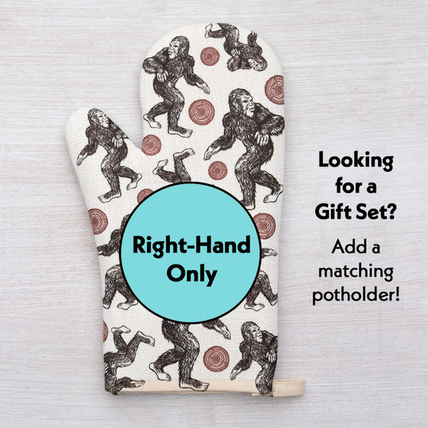 Right-hand oven mitt with Sasquatch print and circular patterns, gift set suggestion text.